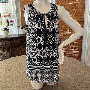 Black and white top. Size L